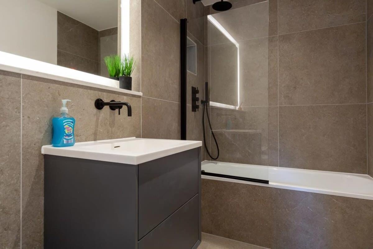 Modern 2 Bedroom Apartment In Wimbledon London Kültér fotó